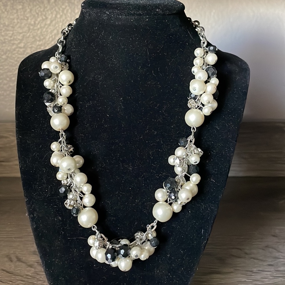 C ELEGANT PEARLS NECKLACE